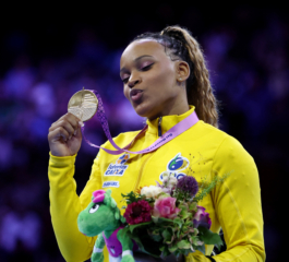 Rebeca Andrade brilha novamente e conquista bicampeonato mundial no salto!