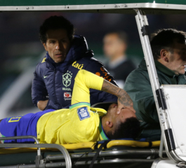 Neymar sofre grave lesão no joelho durante partida da seleção e desfalca o Brasil nas Eliminatórias