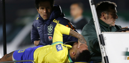 Neymar sofre grave lesão no joelho durante partida da seleção e desfalca o Brasil nas Eliminatórias